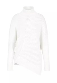 Maglione bianco a coste con collo alto e orlo asimmetrico, caratterizzato da una variazione di trama su un lato e maniche lunghe.
