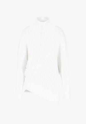 Maglione bianco a coste con collo alto e orlo asimmetrico, caratterizzato da una variazione di trama su un lato e maniche lunghe.
