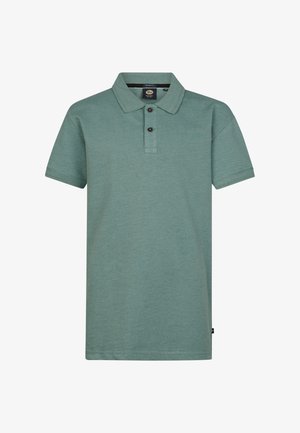 Koszulka polo z krótkim rękawem w jasnym turkusowym kolorze, wykonana z miękkiej mieszanki bawełny. Posiada trzy guziki przy kołnierzyku, wyszywane logo oraz boczne rozcięcia przy dolnym brzegu.