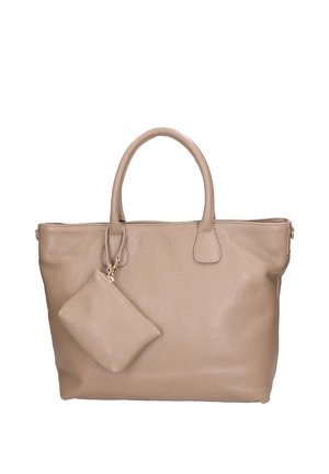 Beige leren tote bag met een gestructureerd oppervlak en twee korte handvatten. Bevat een kleine bijpassende ritsmap die met een ketting is bevestigd.