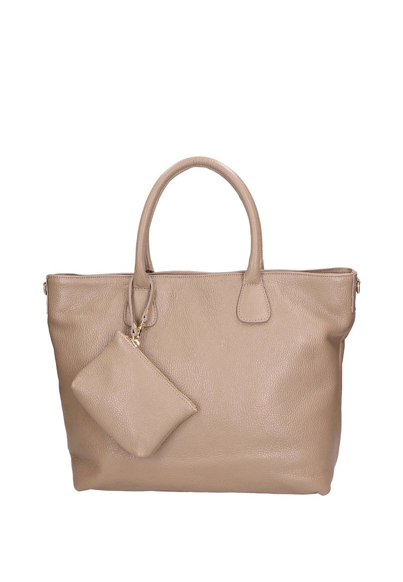 Beige leren tote bag met een gestructureerd oppervlak en twee korte handvatten. Bevat een kleine bijpassende ritsmap die met een ketting is bevestigd.