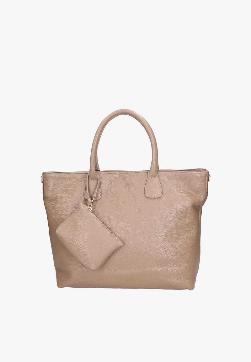 Beige leren tote bag met een gestructureerd oppervlak en twee korte handvatten. Bevat een kleine bijpassende ritsmap die met een ketting is bevestigd.