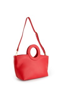 Rote Lederhandtasche mit einem runden Ausschnittgriff, verstellbarem Tragegurt, strukturiertem Oberflächenmaterial und goldfarbenen Hardware-Accessoires.