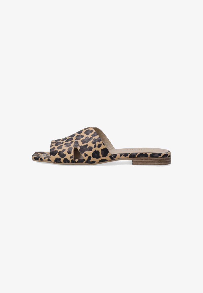 Sandal med leopardprint, åben tå, flad sål, glat læderoverdel og krydset stropdesign. Strukturerede sorte pletter på en beige baggrund.