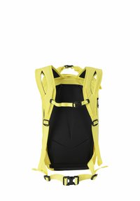 Mochila amarilla con interior acolchado negro, correas de hombro ajustables y una correa para el pecho. El diseño es aerodinámico con un panel trasero plano.