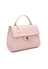 Borsa a tracolla in pelle rosa con una forma strutturata, chiusura a pattina e dettagli in oro. Presenta un piccolo charm e cuciture lungo i bordi.