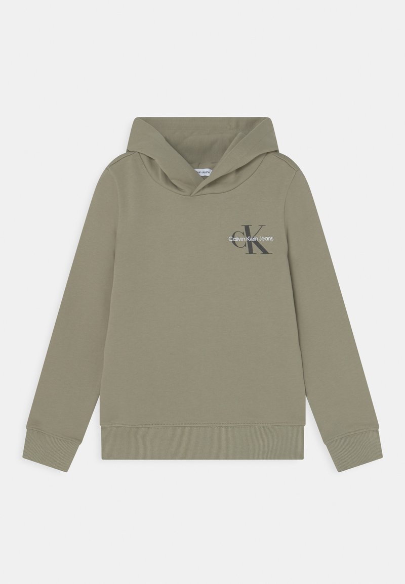 Sudadera color caqui con un bolsillo tipo canguro, puños y dobladillo acanalados. Presenta un sutil logo de Calvin Klein Jeans en gris oscuro en la parte frontal.