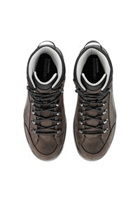Stivali da hiking in pelle marrone con design a caviglia alta, lacci neri, collo imbottito e suole in gomma, con dettagli di rinforzo aggiuntivi.
