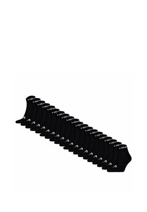 Ein Satz von sechzehn schwarzen Knöchelsocken mit weißem Logo an Bündchen und Zehen, diagonal auf weißem Hintergrund angeordnet.