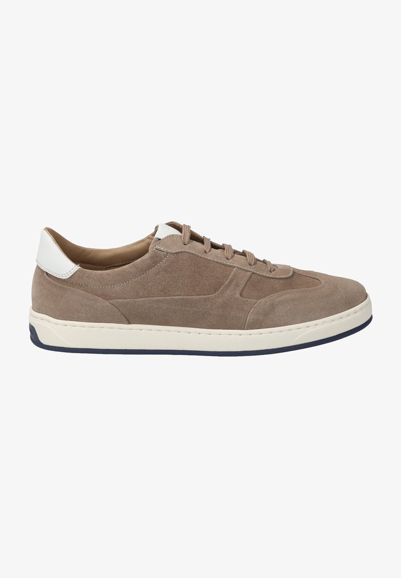 Baskets basses en suède beige avec languette de talon blanche, lacets beiges et semelle blanche avec semelle extérieure bleu foncé, vues de profil.