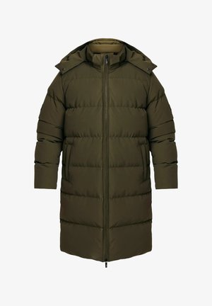 Veste matelassée vert olive avec un design matelassé, fermeture éclair et capuche. Présente une coupe longue et droite avec des manches larges pour plus de chaleur.