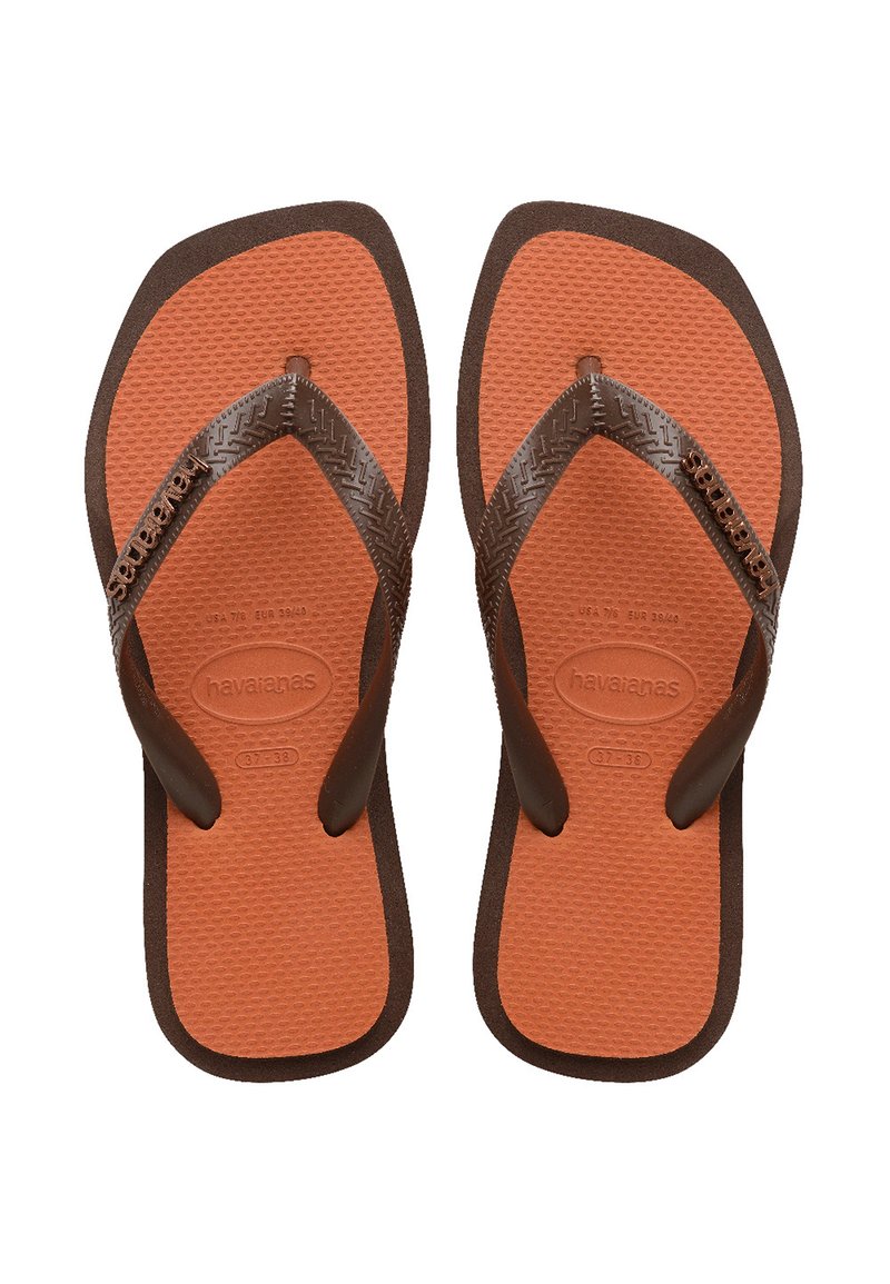 Tongs en caoutchouc marron avec semelle intérieure orange texturée. La sangle ajustable présente un motif en chevrons. La marque est visible sur la sangle.
