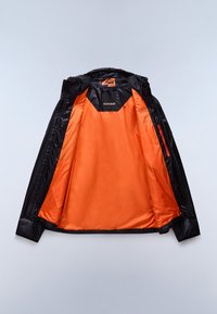 Zwarte jack met een oranje voering, voorzien van een gladde textuur, een capuchon en subtiele branding. Inclusief ritszakken.