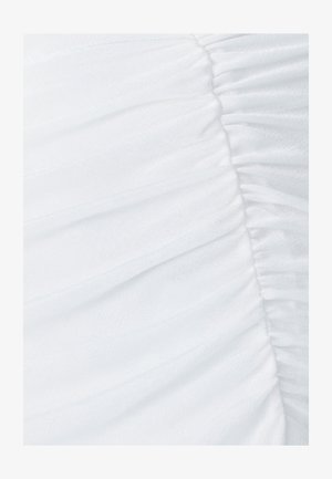 Hvid rynket stof med blød, glat tekstur og subtil glans, med samlede detaljer der skaber dimensionelle linjer på overfladen.