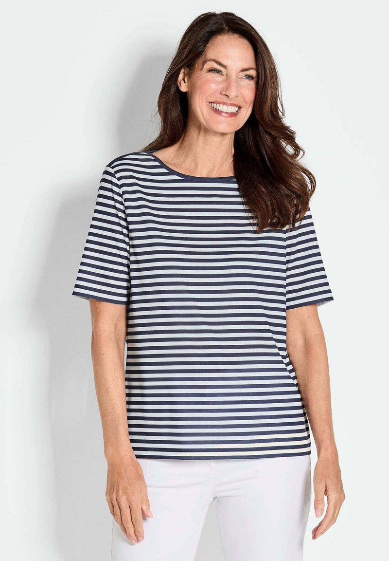 Navy und weiß gestreiftes T-Shirt mit kurzen Ärmeln und rundem Halsausschnitt. Weicher Stoff, entspannte Passform und minimalistisches Design.