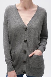 Grauer Cardigan aus weichem Strickstoff, mit V-Ausschnitt, sechs braunen Knöpfen, zwei Fronttaschen und gerippten Bündchen.