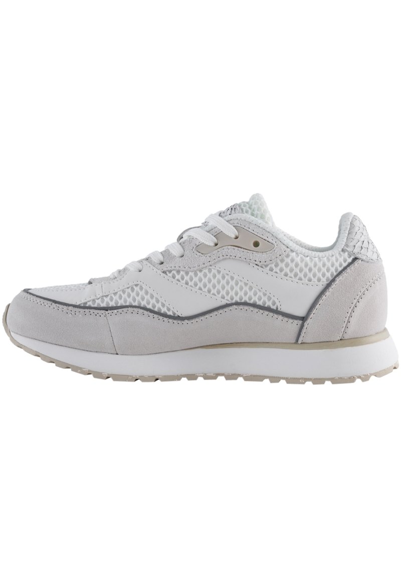 Vit sneaker med nätmaterial, mockadetaljer och platta snören. Har en vadderad sula, rund tå och strukturerad häldetalj.