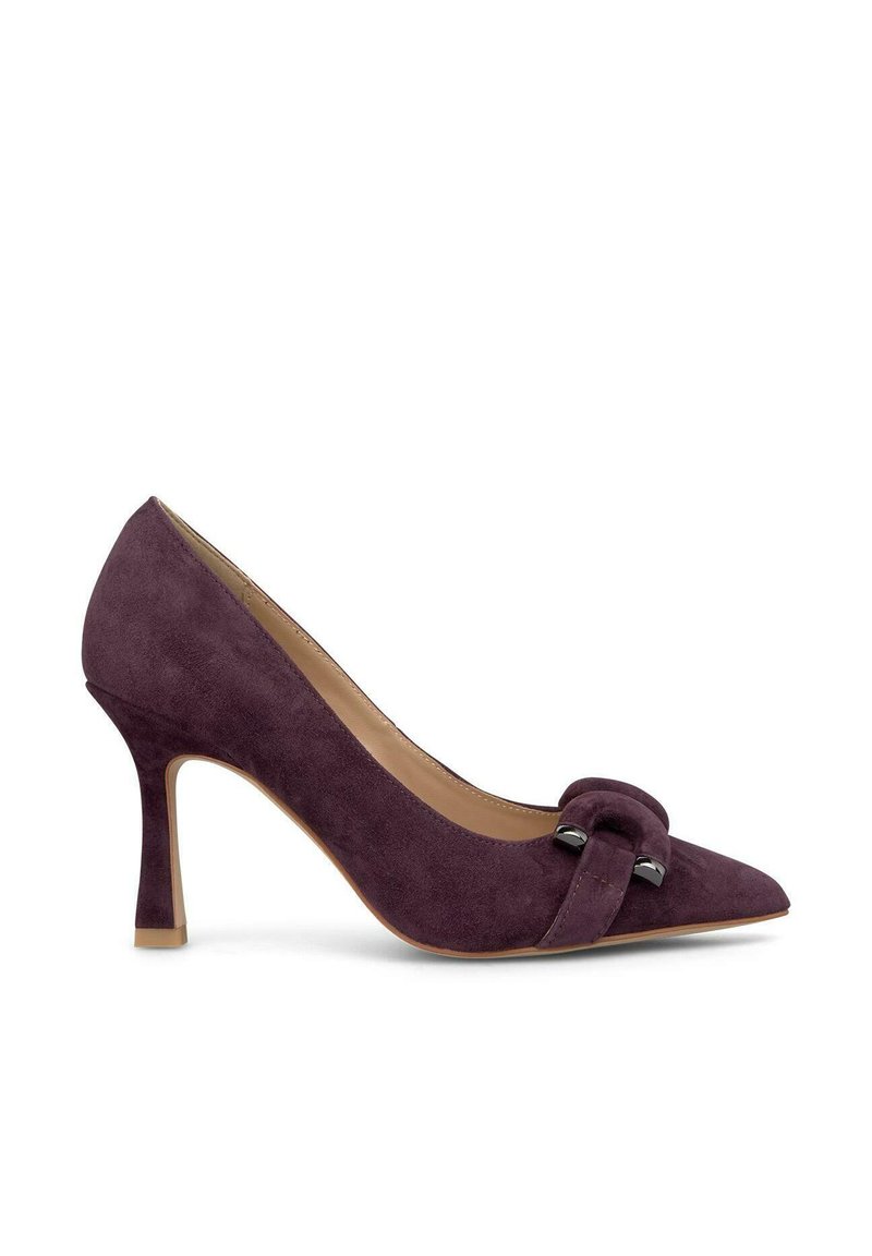 Escarpin en daim violet à talon haut avec un bout pointu, présentant un accent noué et un talon effilé empilé. Doublure intérieure lisse.