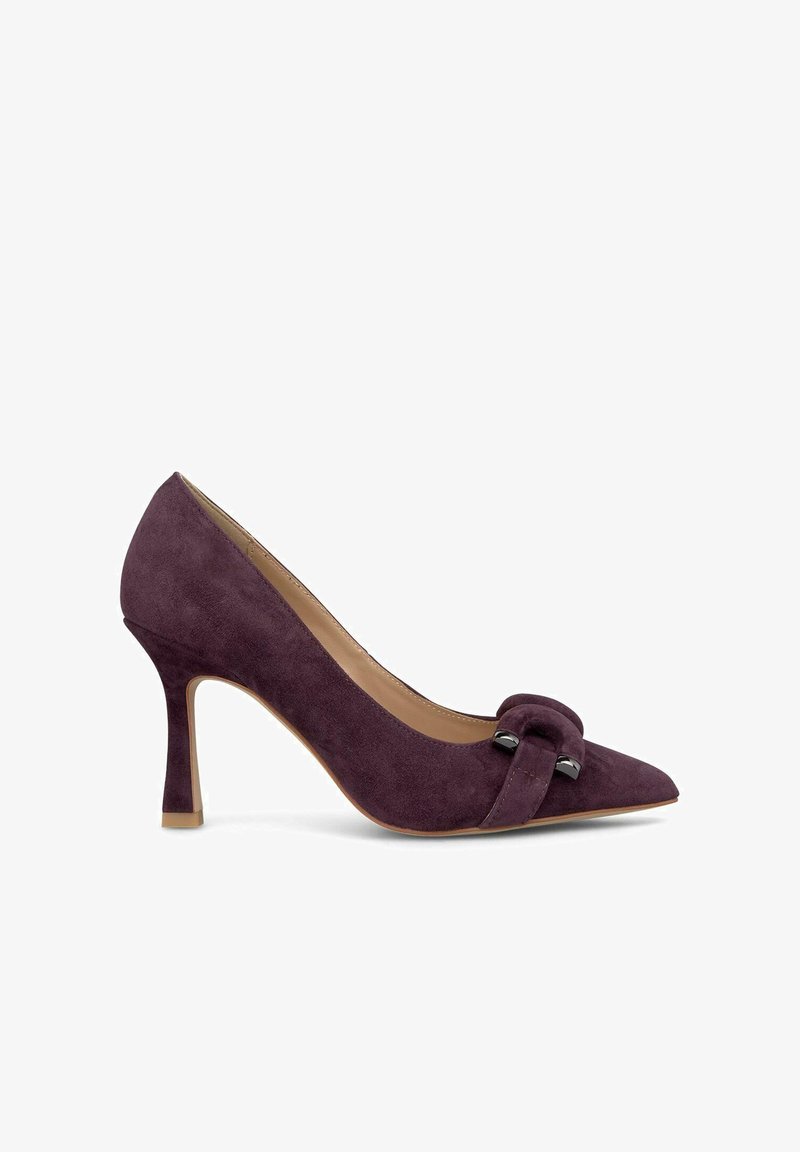 Escarpin en daim violet à talon haut avec un bout pointu, présentant un accent noué et un talon effilé empilé. Doublure intérieure lisse.