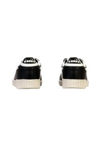 Sorte lædersneakers med hvide gummi såler, der har en glat overflade og logo på hælen. Snørelukning med polstret krave.