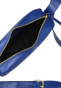 Borsa a tracolla in pelle blu con zip dorata, con un'esterno liscio e un interno in tessuto nero. Include una tracolla regolabile.