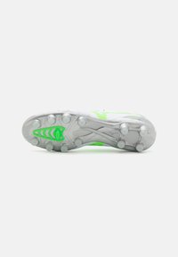 Scarpe da calcio bianche con accenti verde neon, tomaia in sintetico testurizzato e tacchetti a lama sulla suola per una migliore aderenza.