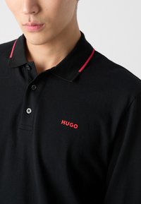 HUGO DERRIKO - T-shirt à manches longues - black