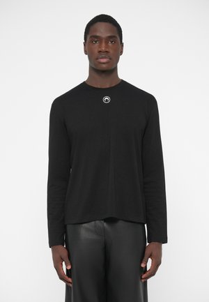 - Bluzka z długim rękawem