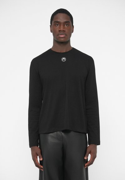 Zwart T-shirt met lange mouwen van katoen, met een ronde halslijn en een rond logo-accent op de borst. Gladde textuur, ontspannen pasvorm.