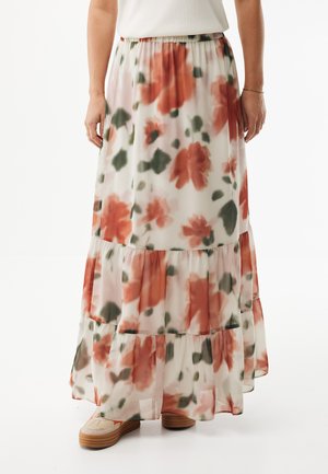 Bloemenmidirok van lichtgewicht, doorschijnende stof met geplooide volantlagen. Heeft rode en groene bloemenpatronen op een lichte achtergrond.