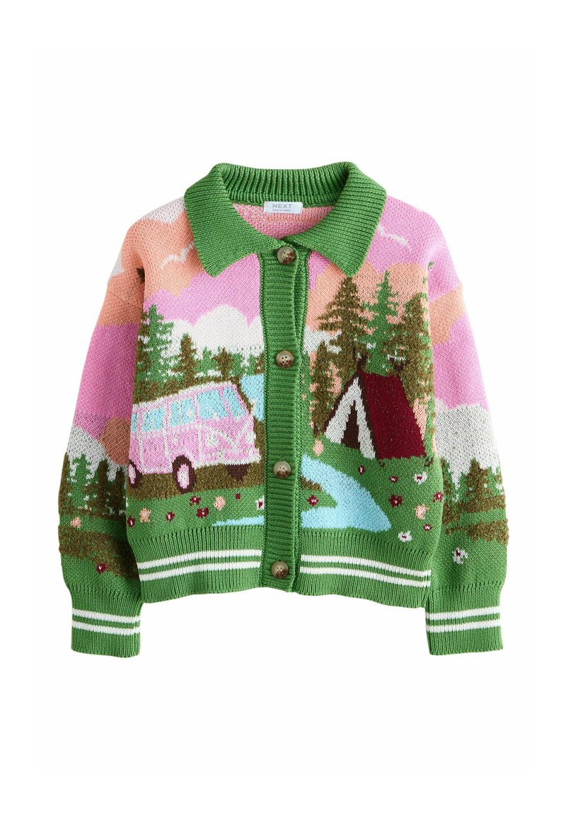 Gebreid vest met een groene kraag en knoopsluiting, met een kleurrijke kampeerscène, inclusief een roze busje, bomen en bergen.