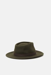 Zelený plstěný fedora klobouk s širokým okrajem, se tmavě hnědým páskem kolem základny. Design zahrnuje mírně zúženou korunu.