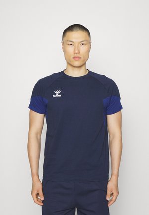 Navyblauw sport T-shirt met korte mouwen, met donkerblauwe raglanmouwen en een wit logo op de borst; glad en lichtgewicht materiaal.