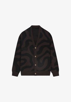 Cárdigan de patrón marrón y negro con cuello en V, cinco botones de madera y puños y bajo acanalados. Hecho de tela de punto suave.