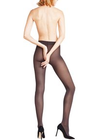 Collant neri trasparenti con una trama liscia, vita alta e punte rinforzate. Indossati con scarpe col tacco alta nere, che mostrano le gambe da dietro.