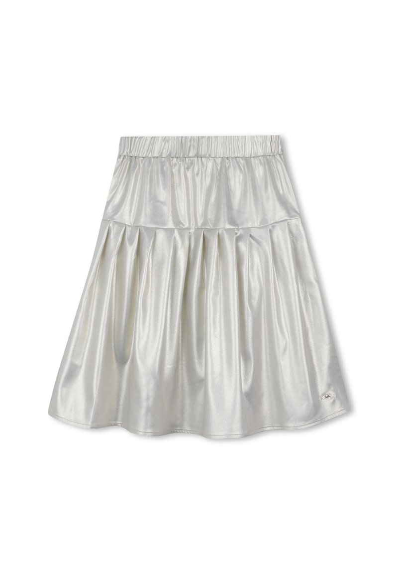 Jupe en satin argenté avec un design en couches, taille élastique et texture lisse. Présente une étiquette de logo à l'ourlet pour le branding.