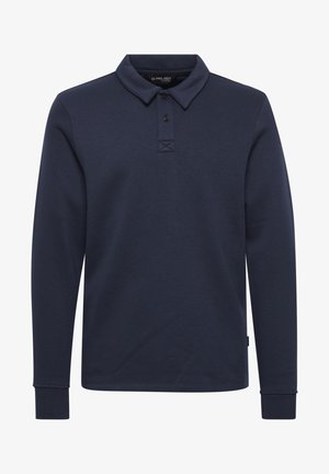 Mørkeblå langermet polo skjorte laget av myk stoff. Har krage, tre-knappers placket og ribbede mansjetter. Diskret logo tag på sømmen.