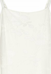 Robe blanche sans manches au design fluide, arborant un motif floral discret et une texture lisse. Des bretelles simples complètent le look.