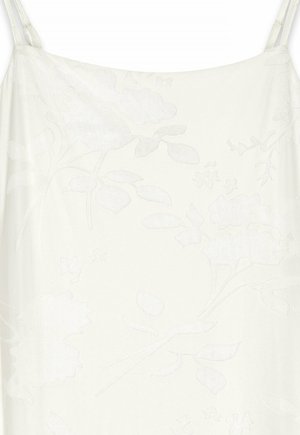 Vestido blanco sin mangas con un diseño fluido, que presenta un sutil patrón floral y una textura suave. Tirantes simples completan el atuendo.