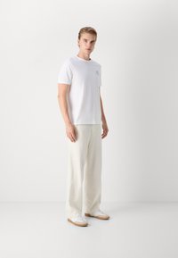 Tommy Hilfiger STACK TEE - T-shirt basic - white