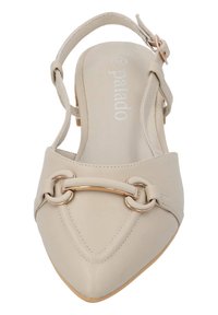 Chaussure slingback en cuir beige avec un bout pointu, un accent en métal doré et des détails cousus le long de la tige. Design plat et ouvert à l'arrière.