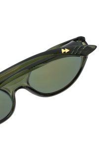 Occhiali da sole con tonalità verde e finitura lucida, caratterizzati da un design elegante e dettagli in oro a forma di freccia sulle aste.