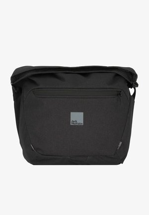 Borsa a tracolla nera realizzata in tessuto resistente, con una tasca anteriore con zip, un ampio scomparto principale e un patch con logo grigio.