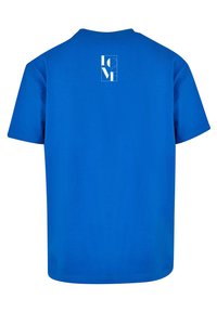 Blå bomull t-skjorte med korte ermer og rund hals, med et hvitt logodesign på øvre rygg. Glatt tekstur, normal passform.