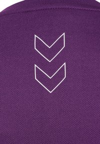 Lilla tekstureret stof har et hvidt chevron-design i midten, med en glat overflade og et strikmønster. Velegnet til tøjbrug.