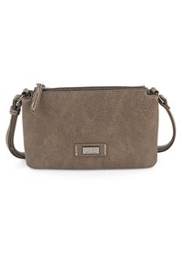 Bolsa bandolera de imitación cuero marrón con cierre de cremallera, correa delgada para el hombro y placa metálica en la parte frontal, con costuras blancas en contraste.