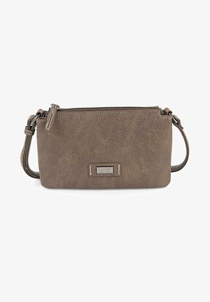 Bolsa bandolera de imitación cuero marrón con cierre de cremallera, correa delgada para el hombro y placa metálica en la parte frontal, con costuras blancas en contraste.