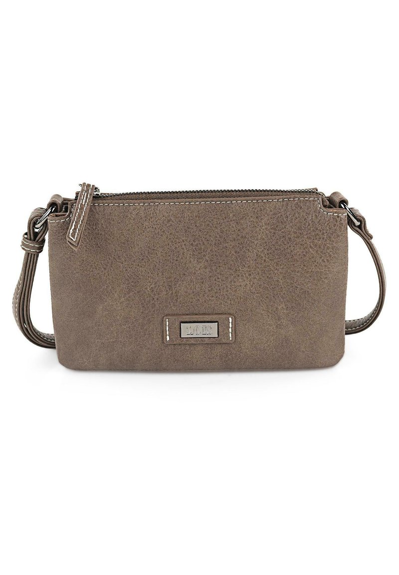 Bolsa bandolera de imitación cuero marrón con cierre de cremallera, correa delgada para el hombro y placa metálica en la parte frontal, con costuras blancas en contraste.