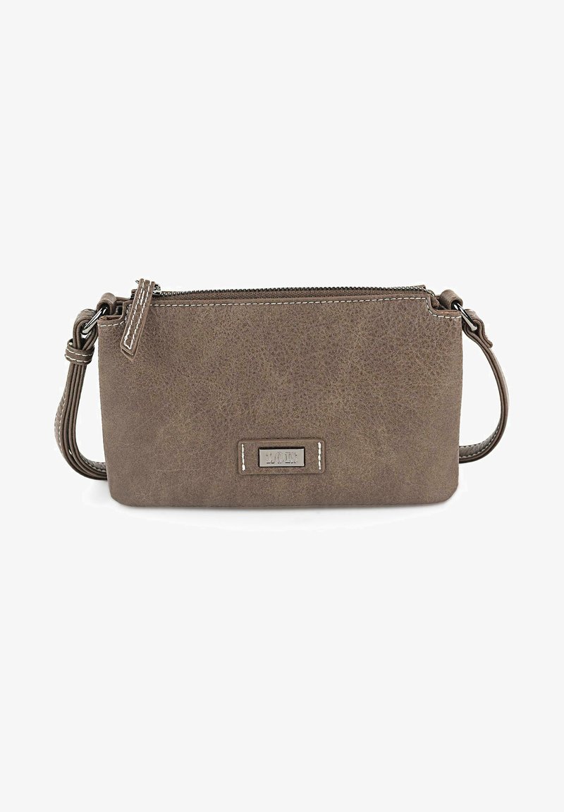 Bolsa bandolera de imitación cuero marrón con cierre de cremallera, correa delgada para el hombro y placa metálica en la parte frontal, con costuras blancas en contraste.