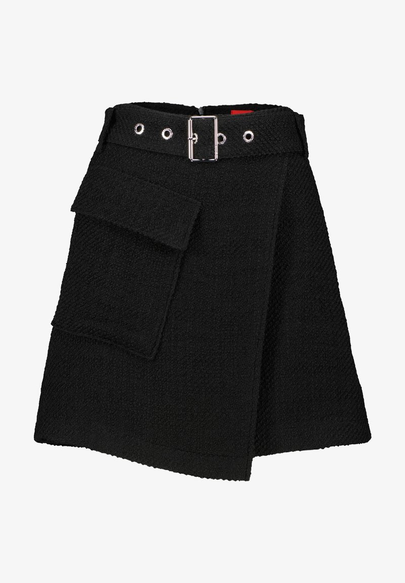 Jupe texturée noire avec ceinture large, boucle argentée et grande poche à rabat sur le côté gauche, longueur genoux avec ourlet asymétrique.